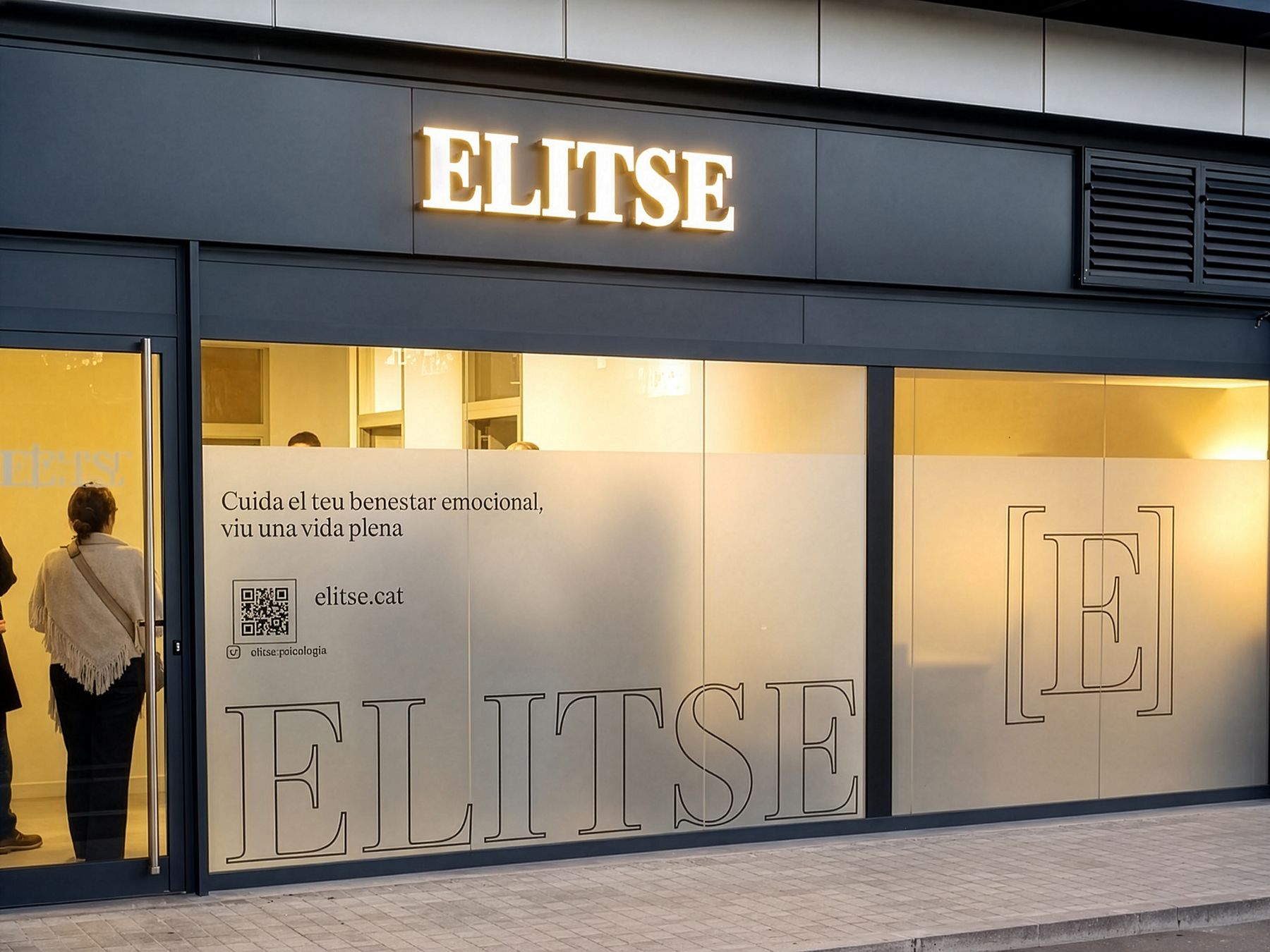 Façana d'ELITSE a Igualada: rètol lluminós i vidre gravat.